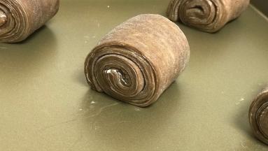 卷起来，26度左右进行发酵，和面包不一样，不需要38度发酵，我家22度左右吧，室温发了一个小时15分钟。