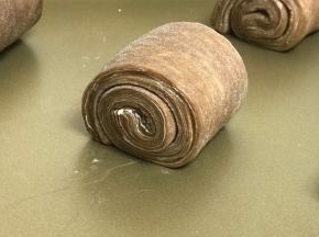 卷起来，26度左右进行发酵，和面包不一样，不需要38度发酵，我家22度左右吧，室温发了一个小时15分钟。