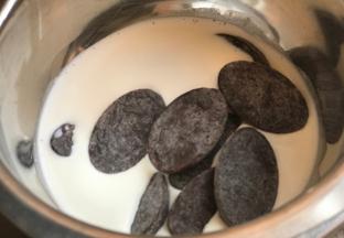 准备甘纳许：50克奶油50克巧克力混合，隔水加热，巧克力化了一半了，离开热源，慢慢搅和至全部化掉。