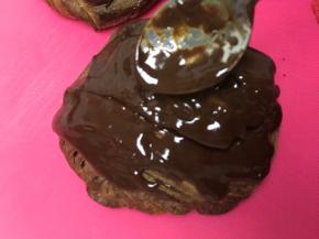 用勺子随意涂抹在表面