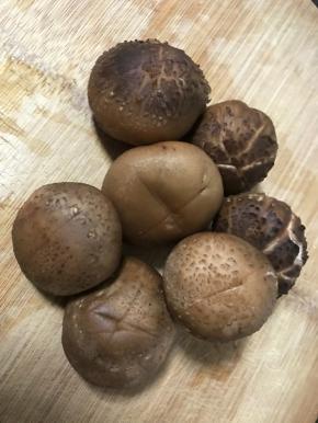 香菇洗净，顶部划十字刀