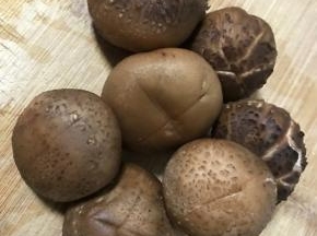 香菇洗净，顶部划十字刀