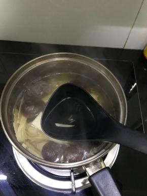取汤，笋片和香菇留作其他用处