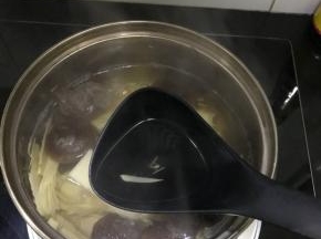 取汤，笋片和香菇留作其他用处