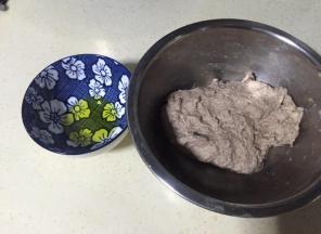 先把玉米油放一边，其余面团材料混合揉匀静置15分钟。