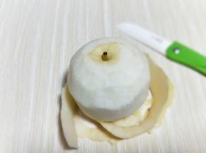 首先将雪梨洗干净，再用水果刀将皮消掉。