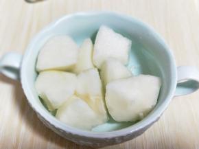 再去掉梨核，切小块。