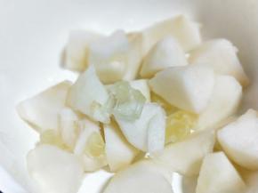 将切好的雪梨和冰糖放入锅中。