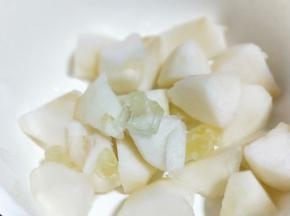 将切好的雪梨和冰糖放入锅中。