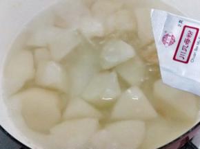 然后加入川贝粉，转小火慢炖30分钟。