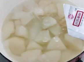 然后加入川贝粉，转小火慢炖30分钟。