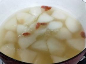 30分钟后加入枸杞再炖5分钟即可。