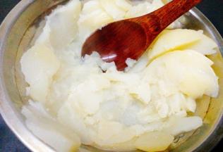 蒸好的土豆趁热压泥