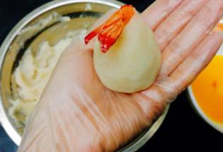 放上虾，包上即可