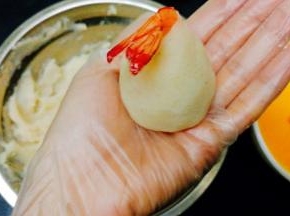 放上虾，包上即可