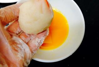 先裹上一层鸡蛋液