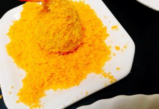 再放在面包糠上裹