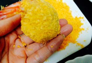 用手轻轻拍下，这样炸时不容易掉面包糠