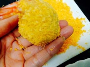 用手轻轻拍下，这样炸时不容易掉面包糠