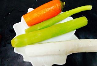 准备好食材，胡萝卜，莴笋，山药去皮