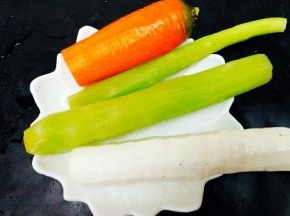 准备好食材，胡萝卜，莴笋，山药去皮