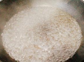 锅里放水烧开