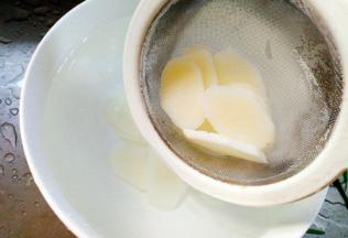 焯水后捞出放入冷水里