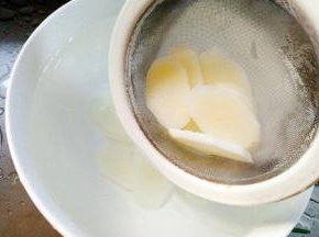 焯水后捞出放入冷水里