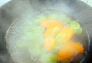 陆续加入胡萝卜，莴笋焯水