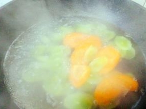 陆续加入胡萝卜，莴笋焯水