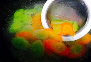 煮差不多1分钟左右捞出