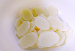 山药从冷水里捞出沥干水分