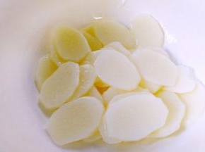 山药从冷水里捞出沥干水分