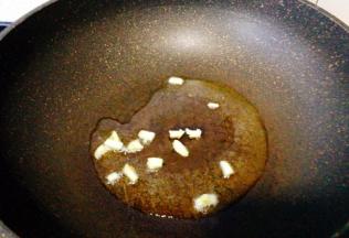 山药从冷水里捞出沥干水分