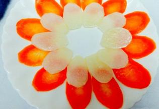 开始摆盘，第一圈我选用比较大片的胡萝卜