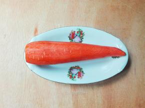 胡萝卜一个削去皮