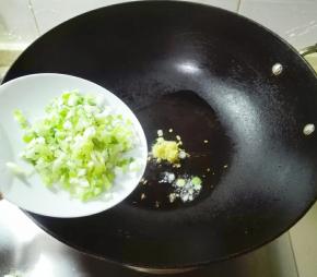 热锅凉油放一半姜末葱碎煎香