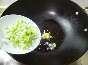 热锅凉油放一半姜末葱碎煎香