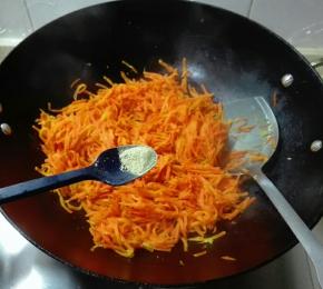 放胡萝卜丝炒软，放少许白胡椒粉