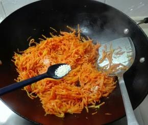 放半小勺鸡精拌匀凉一凉