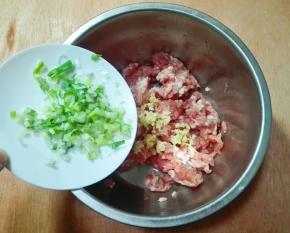 放剩下的一半姜末葱碎到肉糜里面