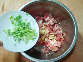 放剩下的一半姜末葱碎到肉糜里面