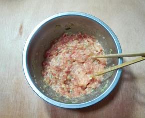 用筷子顺时针使劲搅拌至有黏性