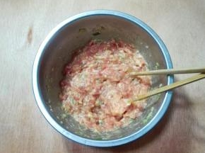 用筷子顺时针使劲搅拌至有黏性