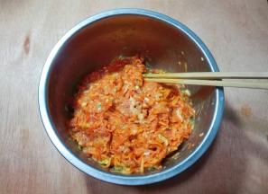 放入不热的胡萝卜丝拌匀