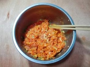 放入不热的胡萝卜丝拌匀