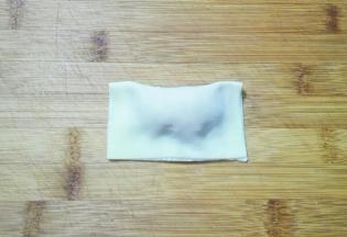 对折一起，边上用手捏紧