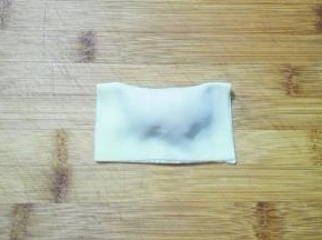 对折一起，边上用手捏紧