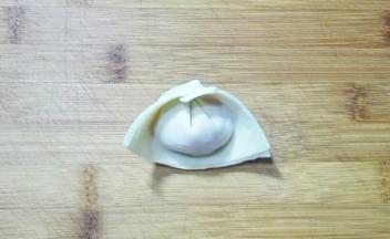 两角叠在一起捏紧