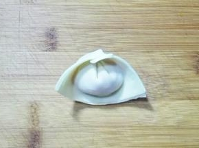 两角叠在一起捏紧